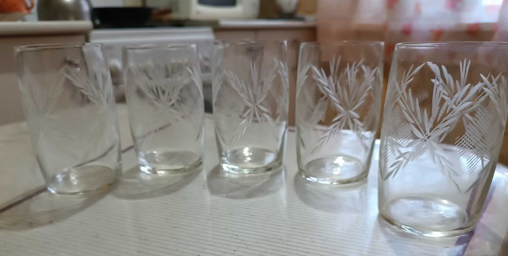 Набор стеклянных стаканов из 5 штук с рисунком в отличном состоянии