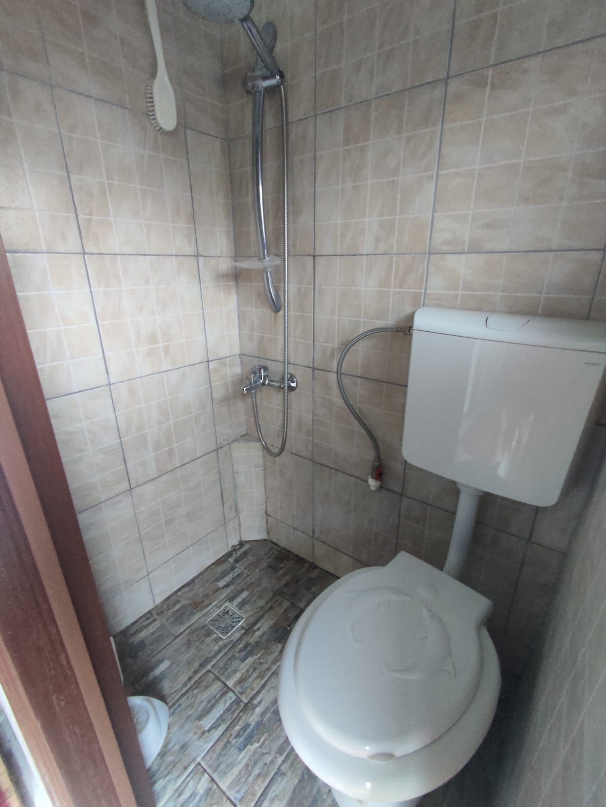 Inchiriez garsoniera în cartier Poșta la curte cu intrare separata