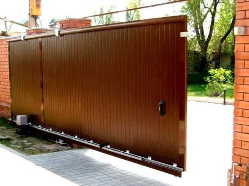 Қақпа өздігінен ашылсын. Сіз көліктен түспеңіз!