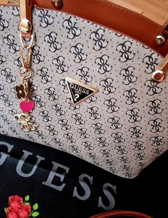 Geanta damă, dimensiune medie,curea detasabila umăr, saculet, etichetă