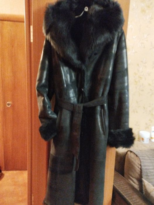 Продам женскую натуральную дублёнка, черного цвета с капюшоном,.