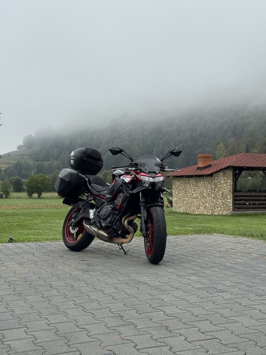 Kawasaki Z650 Negru/Rosu (limitabil A2) - Garanție Mai 2026