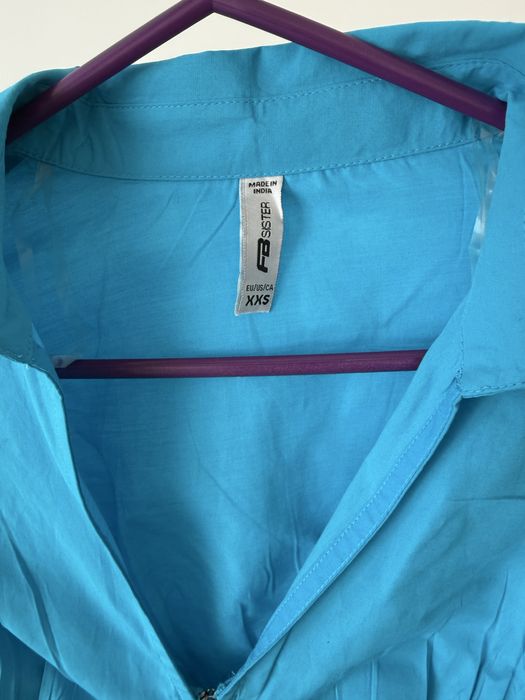 Стилна дамска ризс с V образно деколте .