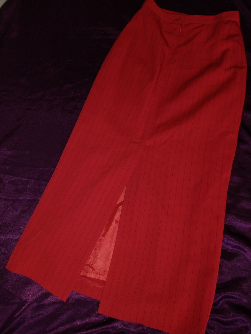 Costum de dama rosu cu fusta