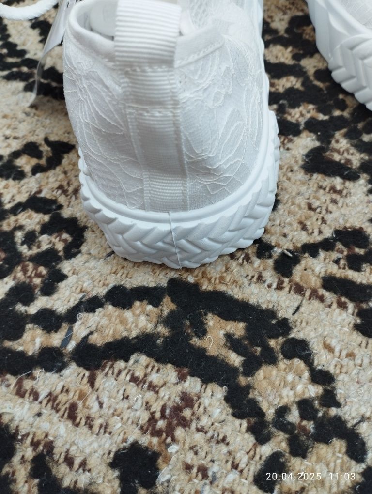 нови дамски обувки с мрежа