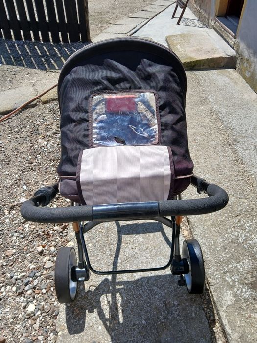 Vând cărucior pentru copii și baloți de fân și o claie