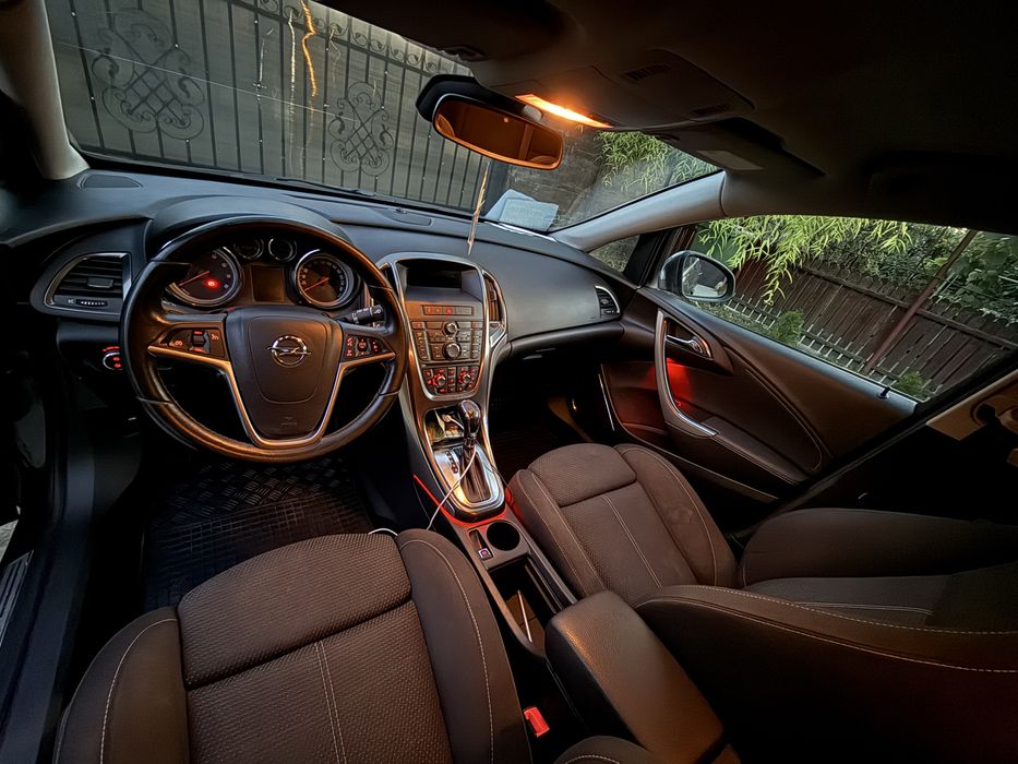 Opel Astra J- hatchback