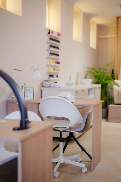 Inchiriez masă manichiura