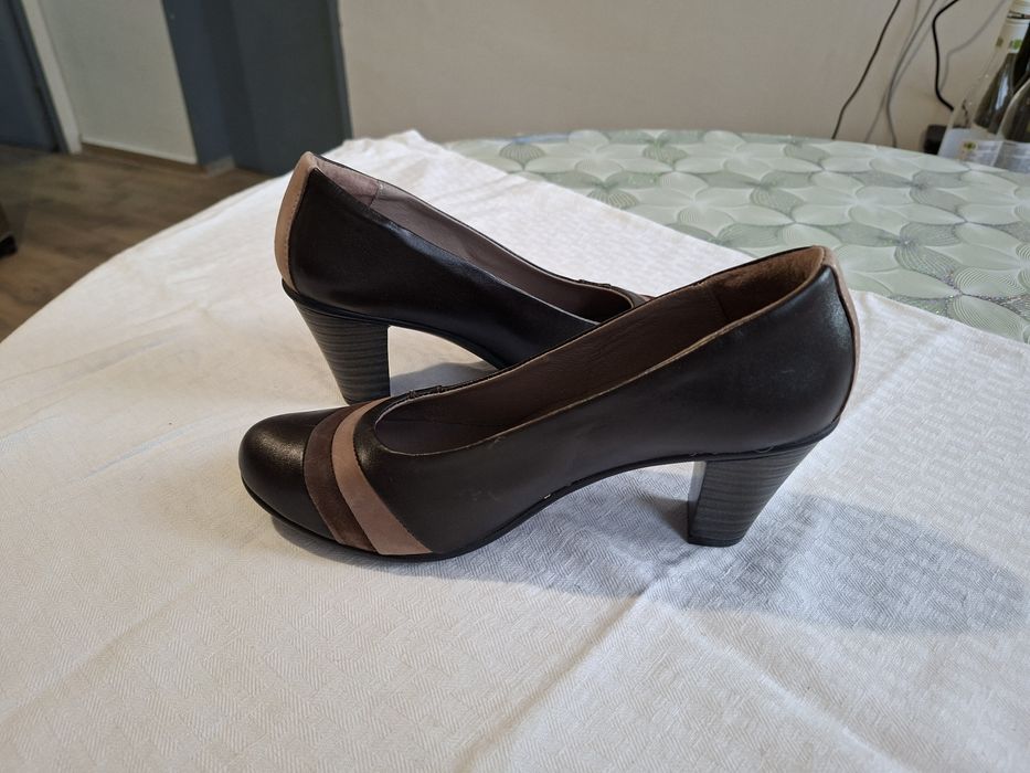 Дамски обувки от естествена кожа.