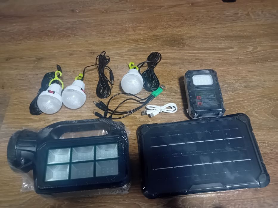 Kit portabil  pentru iluminat cu încărcare solara și la priza