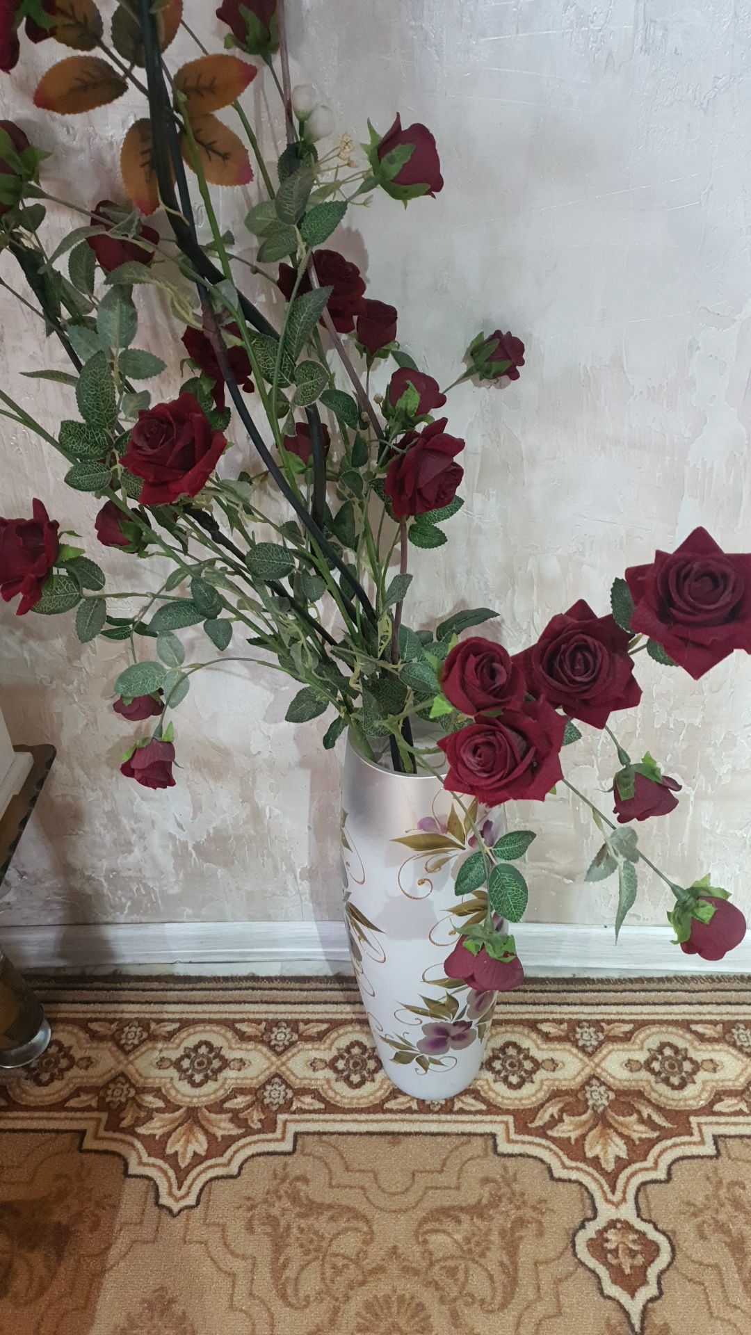 Напольная ваза с розами