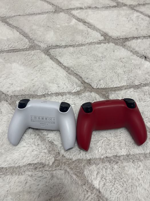 Продавам  playstation 5  с два джойстика + 4 игри