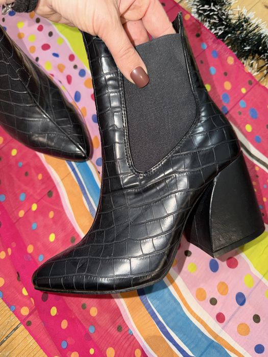 Чисто нови страхотни кожени боти с ток