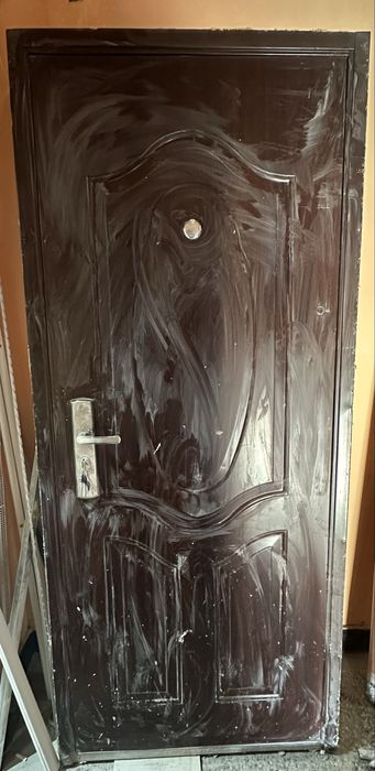 Кафява входна врата