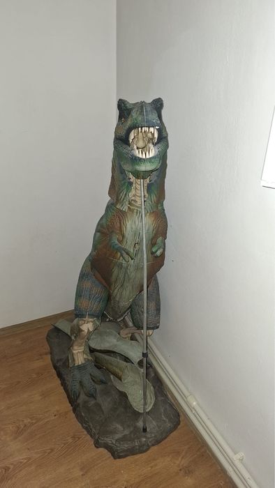Dinozaur T-rex efectuat din bucati de  schelet,piele ,ochi si dinti