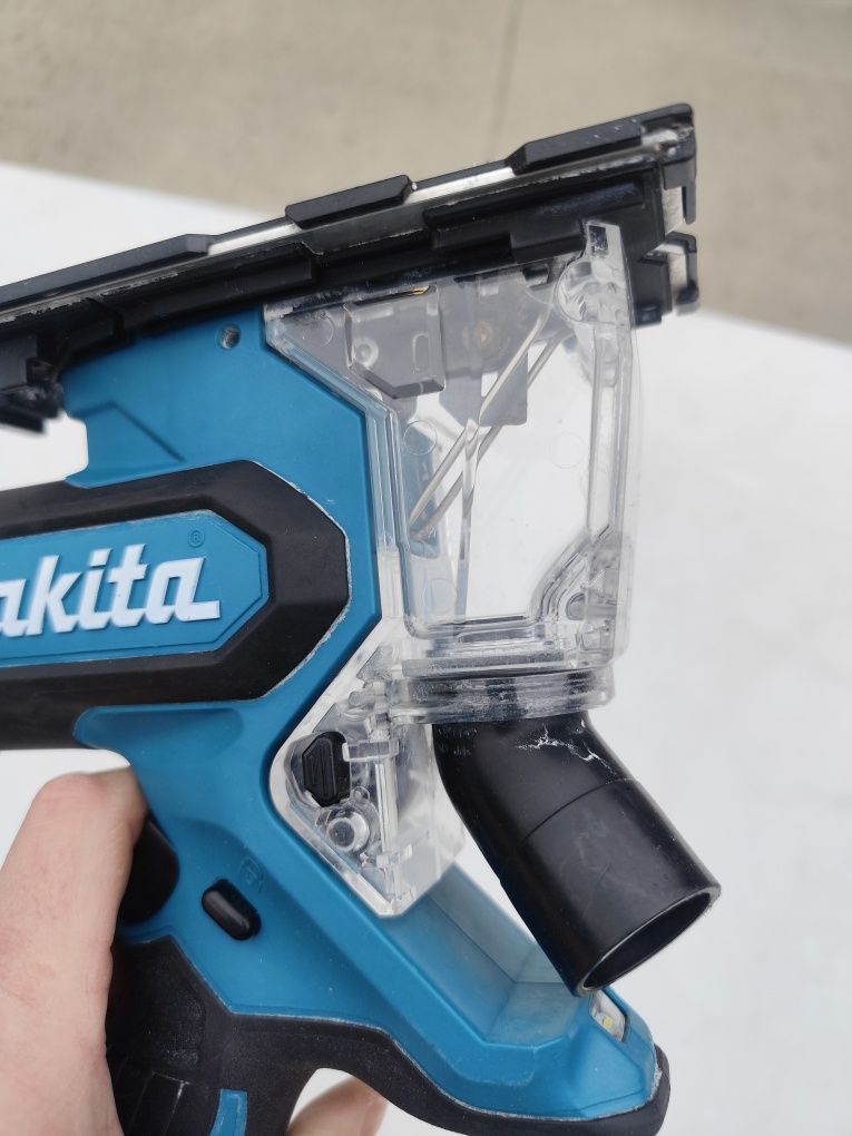 Акумулаторен прободен трион за гипсокартон Макита Makita DSD180 + 5Ah