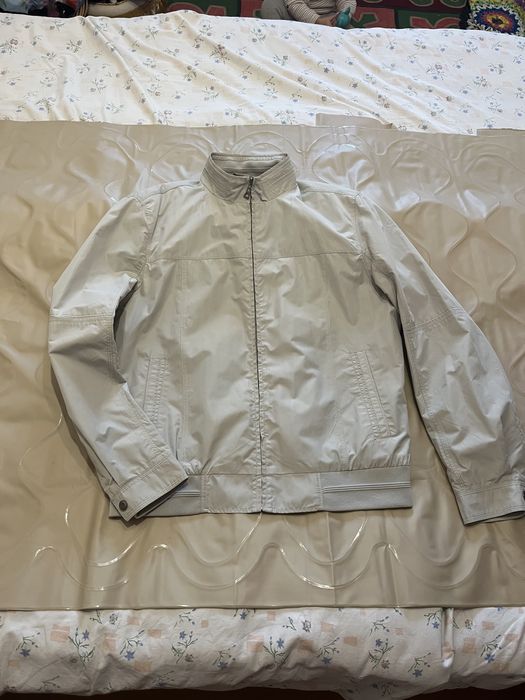 Продаю ветровку в отличном состоянии