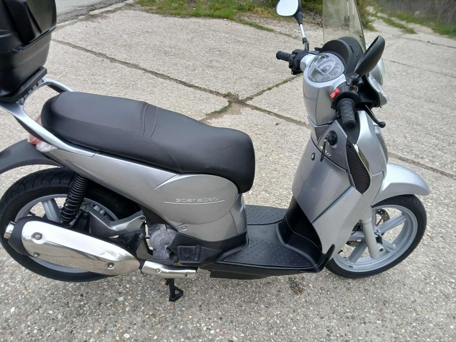 Vând scuter scarabeo 200