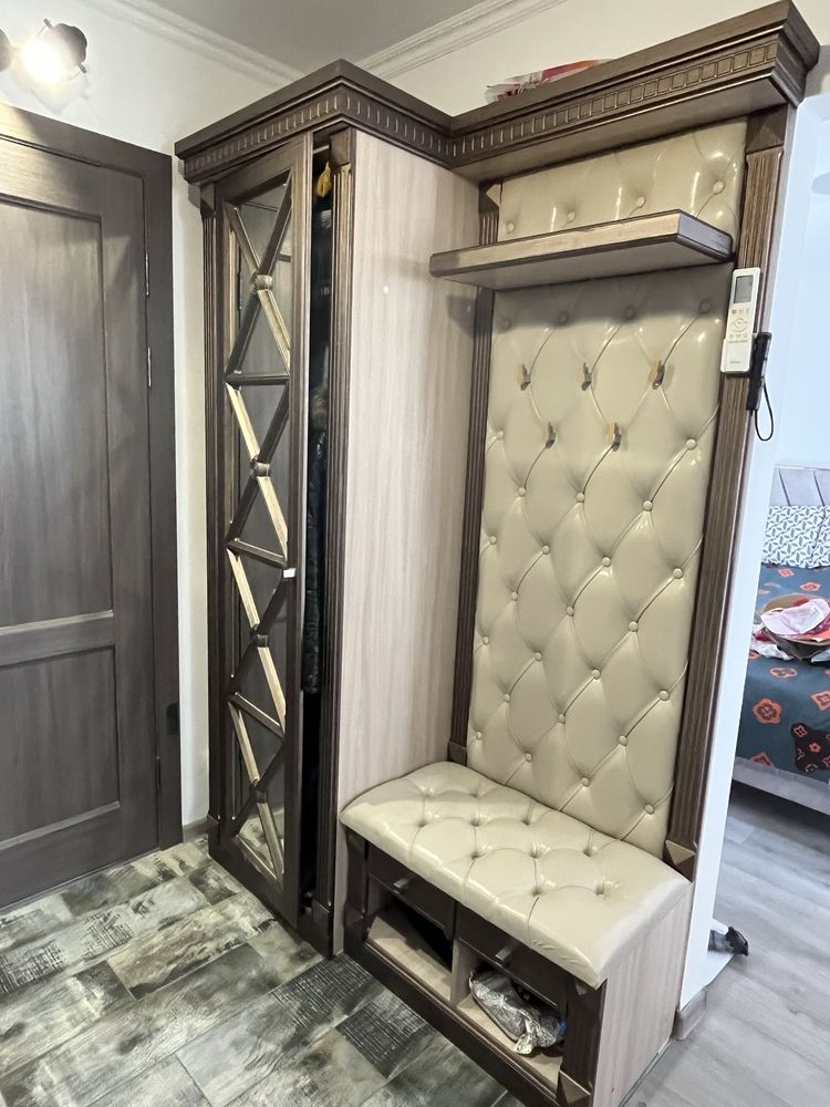 Продам в прихожку шкаф