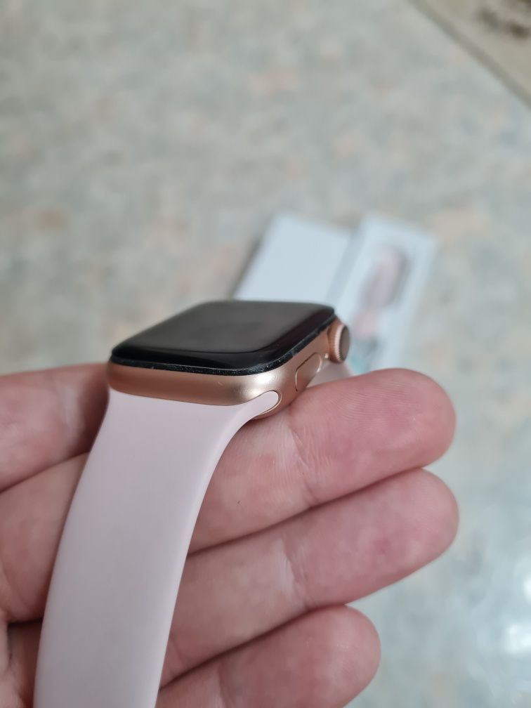 Apple Watch 4 40mm розовые