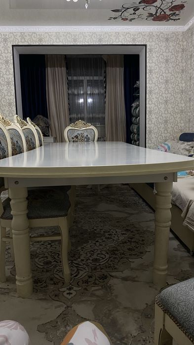 Продам стол для гостиной