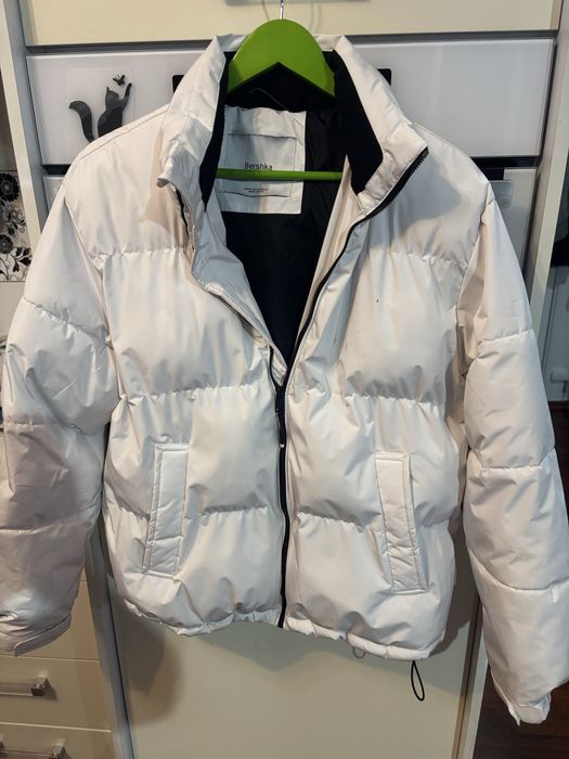 Vând geacă de iarnă Bershka pe Alb