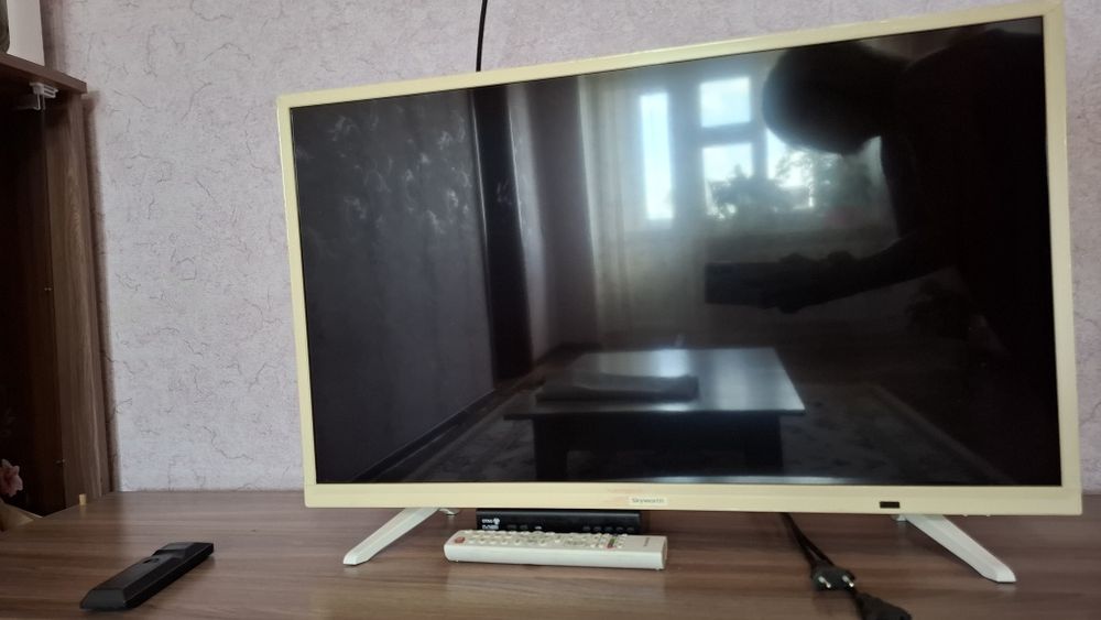 Продам телевизор срочно Skyworth 32E2W