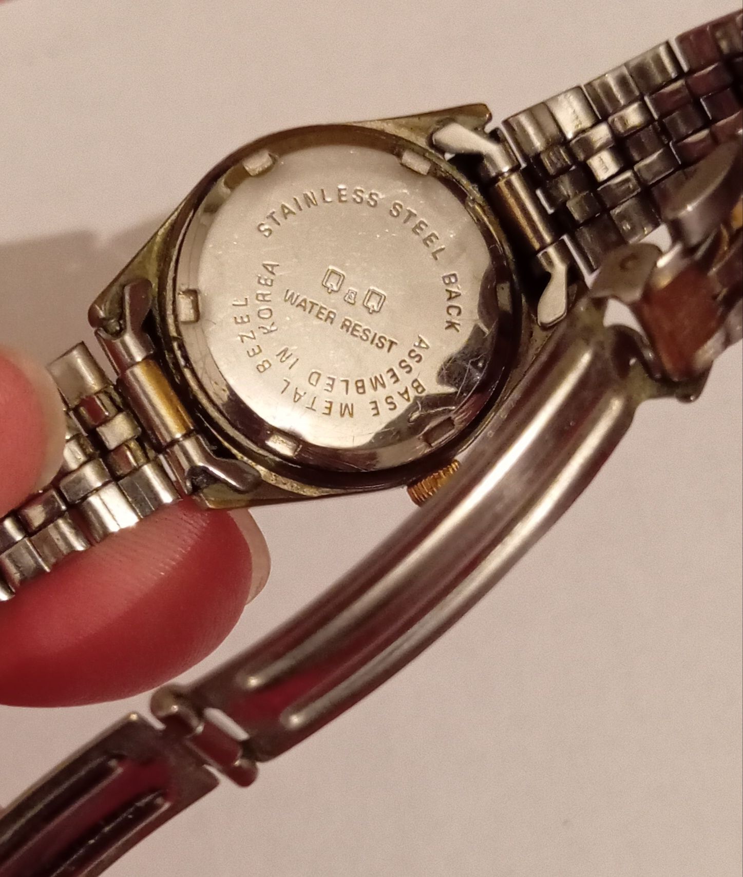 Продавам дамски часовник Q&Q Quartz
