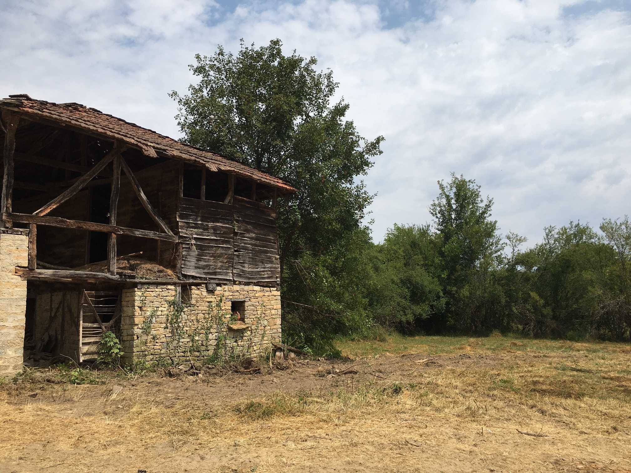 Имот в регулация - 3 500 кв. м. с постройка, геран, ток и вода