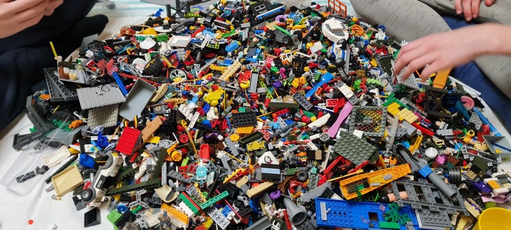 Piese Lego Originale ( valoare estimata la peste 8500 Lei)