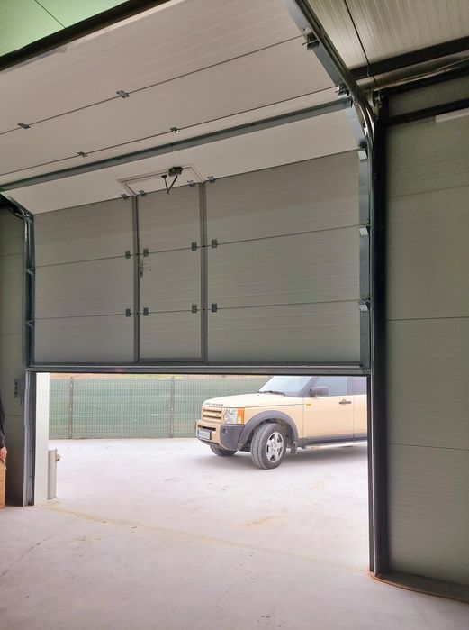 Usa de garaj secționala izolata automata cu pietonală