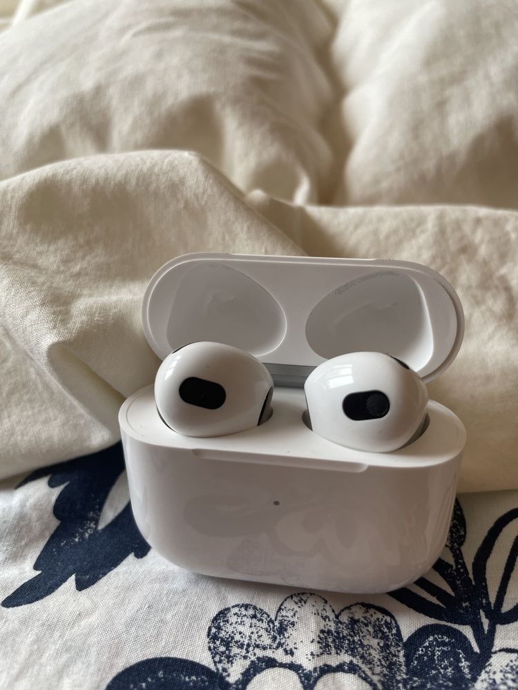 Слушалки Apple AirPods 3 (2022), Lightning Charging Case