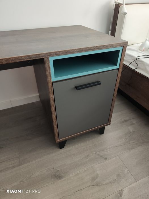 Бюро от серията Равен на Айко