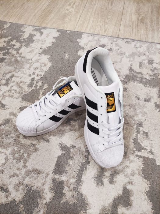 Продам новые кроссовки Adidas Superstar