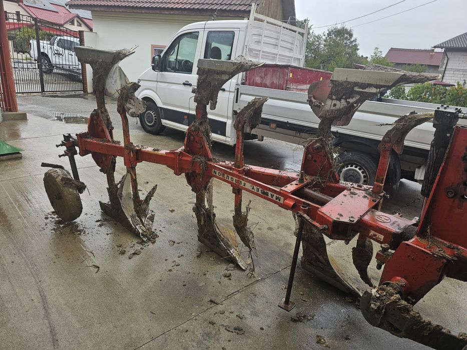 Vând plug reversibil huard tr65 cu 3 capuri .