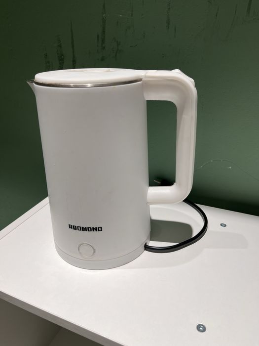 Продам электрочайник, белый