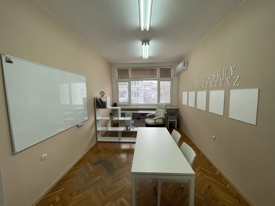 Продавам офис мебели