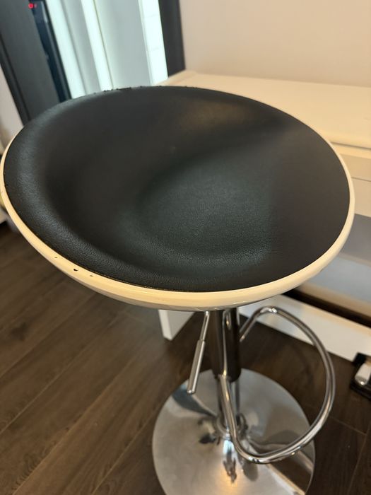 Scaune bar 2 bucati-100 lei/ buc