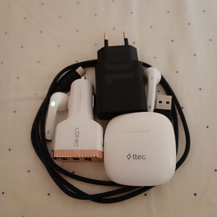 Безжични слушалки, зарядно и кабел С тайп.