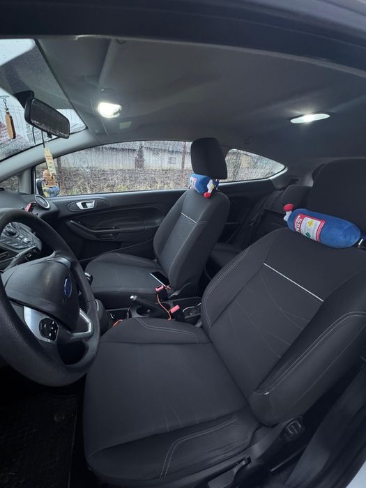 vând ford fiesta 2013