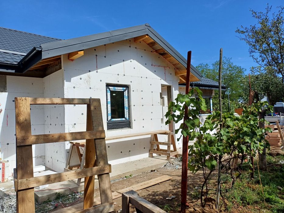 Costrucții case la rosu și la cheie