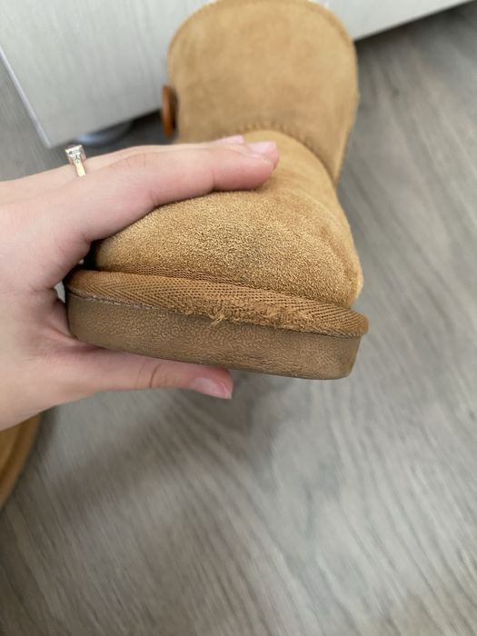 Ghete UGG cu nasture si blanita