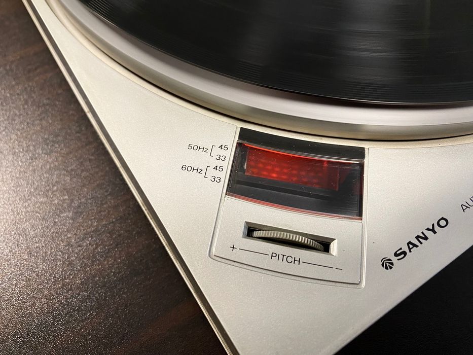 Отличен грамофон Sanyo