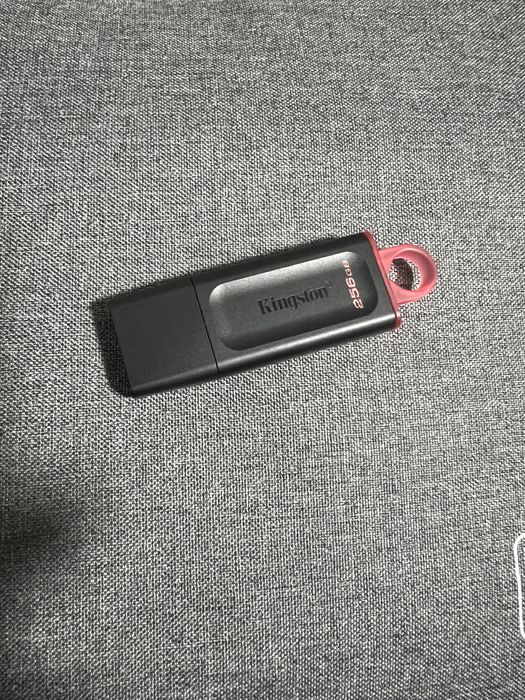 Флешка Kingston 256gb продаю