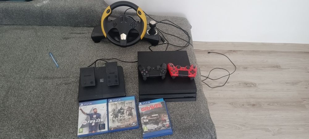 De vânzare PS4 pro 1T memorie , 3controlere , volan cu pedale