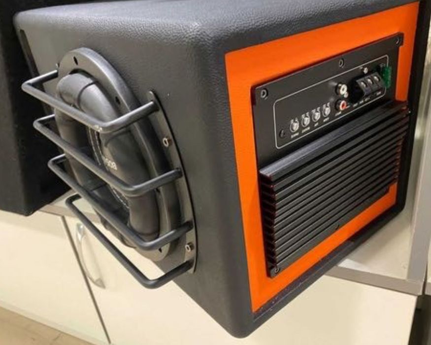 Продам активный сабвуфер BOSS MINI