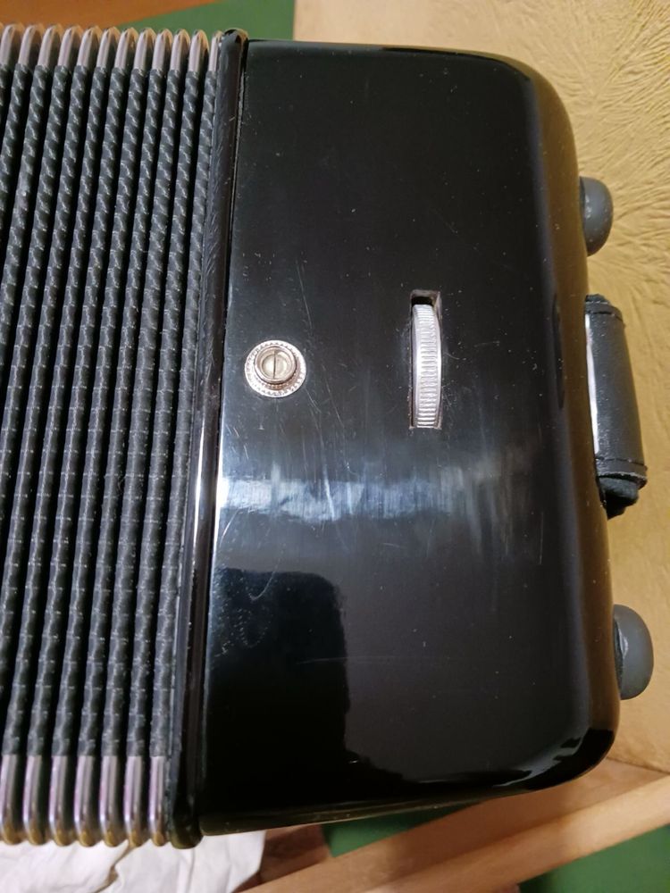 Продавам акордеон S4