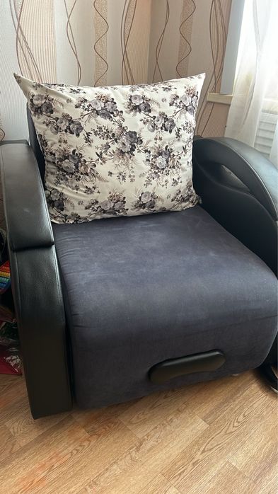 Диван с креслом и пуфик