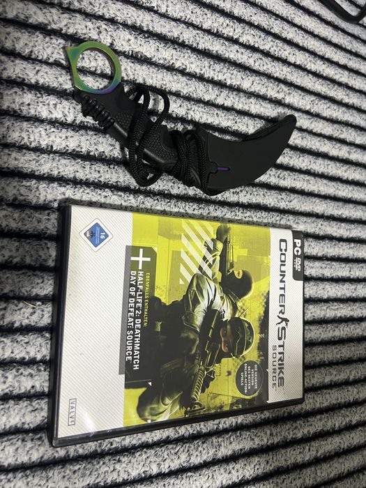 Vând joc Counter Strike Source DVD + Karambit Fade