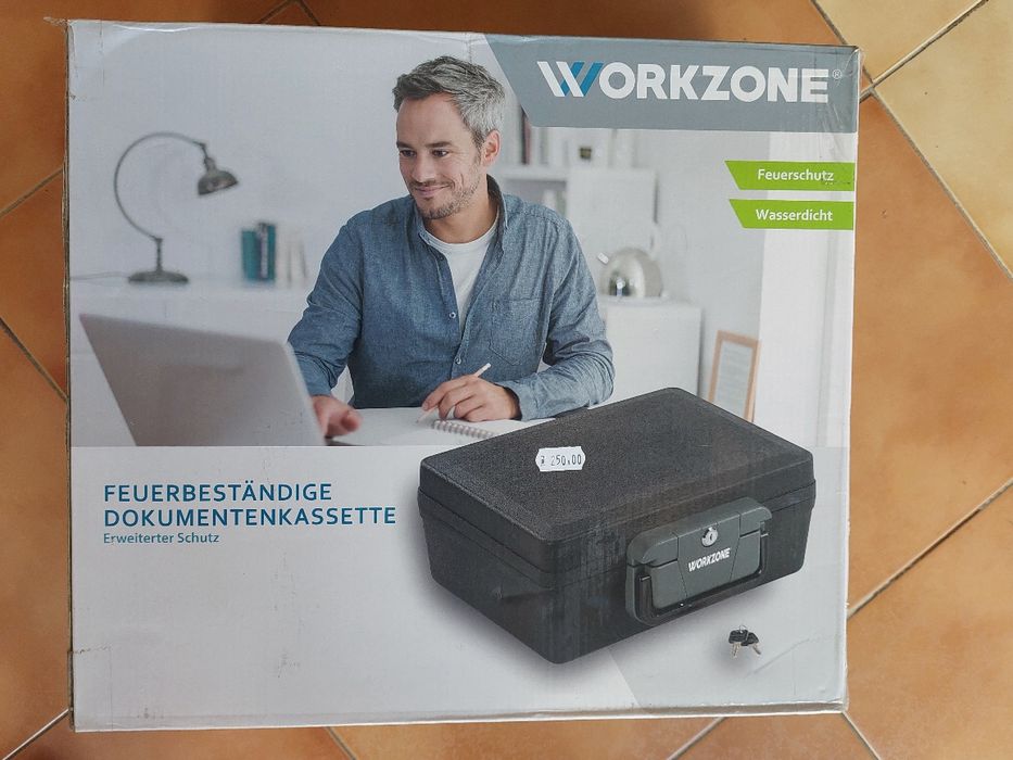 Seif petru ținut in siguranță diferite bunuri de valoare